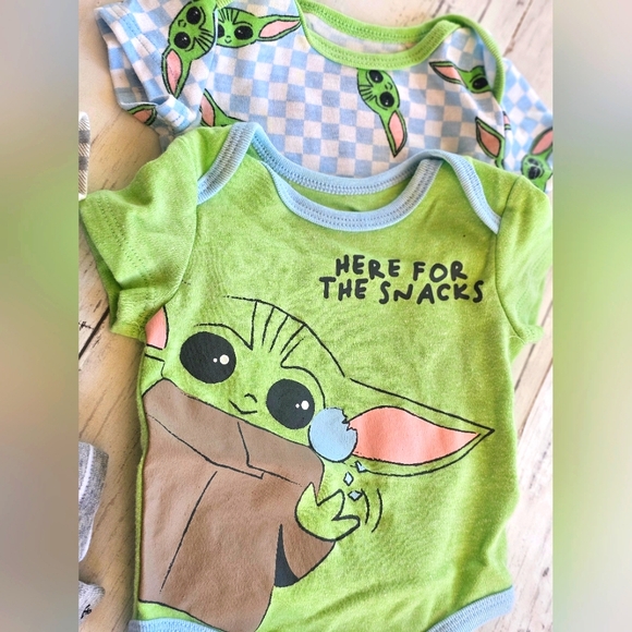 Large LOT Baby Clothes 0-3 Months 21 Pieces Bibs, Onesies, Pants Carters & More - Picture 9 of 9